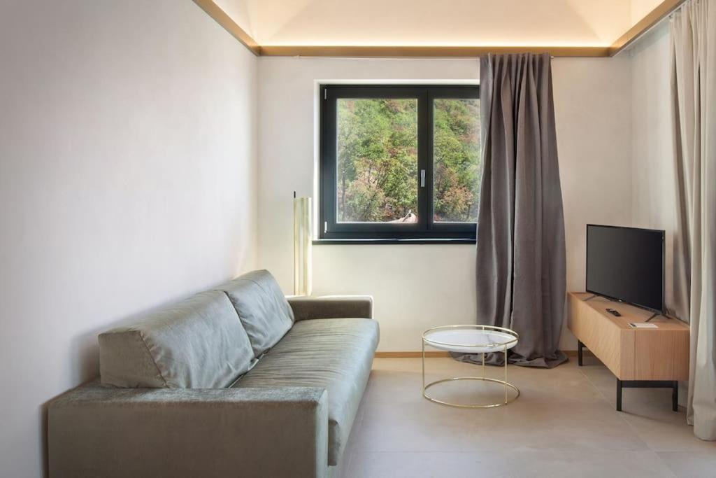 Villa Divina - Apt Divina Con Piscina E Vista Lago Кастелето ди Бренцоне Екстериор снимка